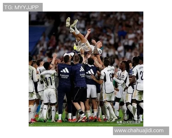 教练的骄傲与荣耀足球明星挥手致敬的动人瞬间